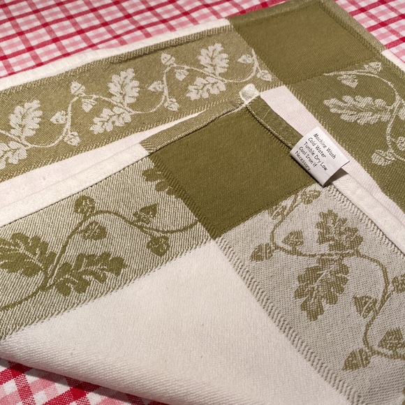 Set of 8 cloth napkins 16 inches square. Green and white Nice for holiday meals - Picture 5 of 6